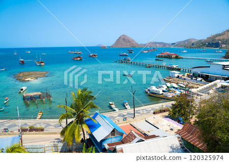 從印尼弗洛勒斯島納閩巴霍港看到的大海 從印尼弗洛勒斯島納閩巴霍港看到的大海 120325974