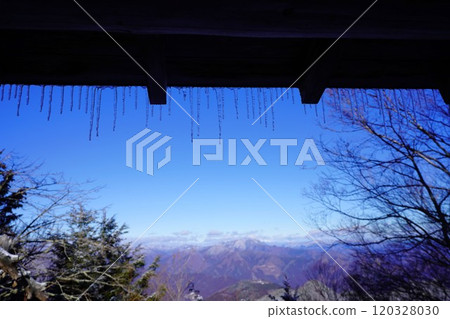 冬天的雲取山霧峰避難小屋的冰柱 冬天的雲取山霧峰避難小屋的冰柱 120328030