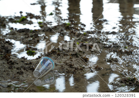塑膠垃圾被丟在水邊 塑膠垃圾被丟在水邊 120328391