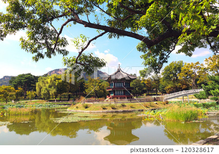 Beautiful landscape with ancient pavilion, mountains and lake. Hyangwonjeong Pavilion in the pond in the garden, Gyeongbokgung palace, Seoul, South Korea 120328617