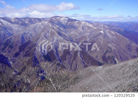 Mount Wanakura seen from the remains of Shiraiwa hut on Mount Kumotori in winter 120329520