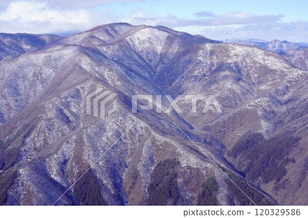 冬天從雲取山白岩小屋遺址看到的瓦納藏山 冬天從雲取山白岩小屋遺址看到的瓦納藏山 120329586