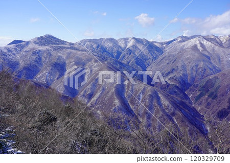Mount Kumotori and Mount Hiryu in winter from the remains of Shiraiwa hut 120329709