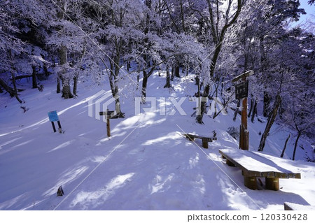 冬天的 Kumotori 山 Odawa 的標誌和長凳 120330428