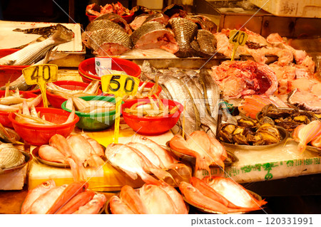 Fish sold at a market in North Point of Hong Kong Island. Many fish are unfamiliar in Japan Fish sold at a market in North Point of Hong Kong Island. Many fish are unfamiliar in Japan 120331991