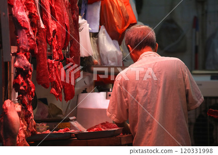 豬肉在香港市場的一家肉店出售。比牛肉和雞肉更高更貴。中國愛豬肉 豬肉在香港市場的一家肉店出售。比牛肉和雞肉更高更貴。中國愛豬肉 120331998