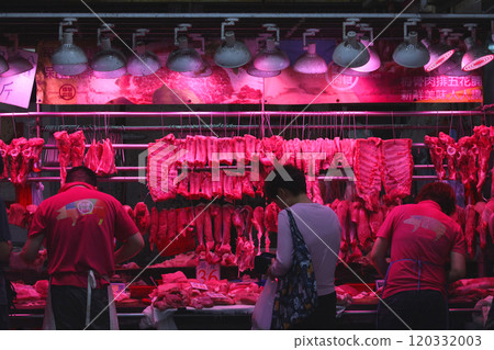 豬肉在香港市場的一家肉店出售。比牛肉和雞肉更高更貴。中國愛豬肉 120332003