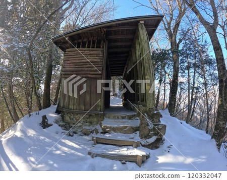 Toilet at Kirimogamine in winter on Mount Kumotori 120332047