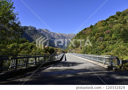 從新穗高北阿爾卑斯大橋眺望笠岳 從新穗高北阿爾卑斯大橋眺望笠岳 120332829