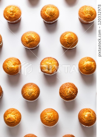 A row of plain muffins 120332978