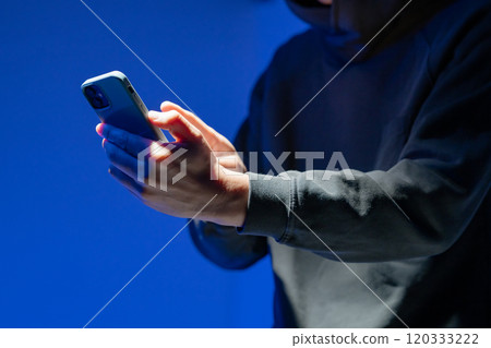 操作智慧型手機的蒙面駭客 120333222