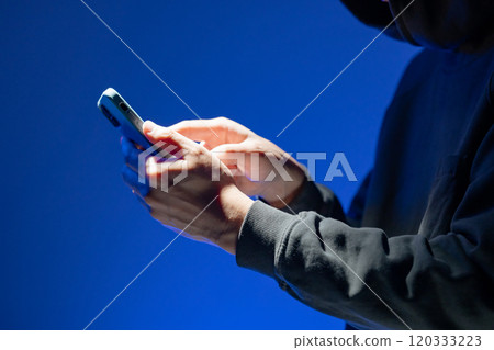 操作智慧型手機的蒙面駭客 120333223