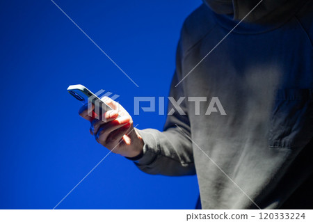 操作智慧型手機的蒙面駭客 120333224