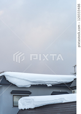 冬日天空下的屋頂上積滿了雪 120333486