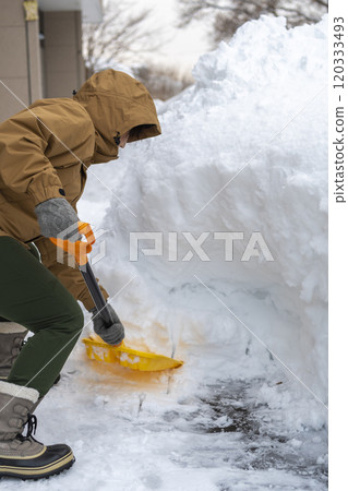年輕女子用鏟子鏟雪 年輕女子用鏟子鏟雪 120333493