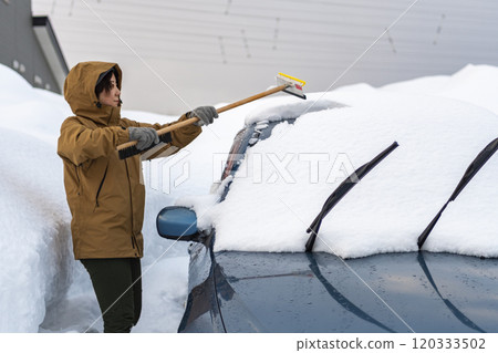年輕女子從車上除雪 年輕女子從車上除雪 120333502