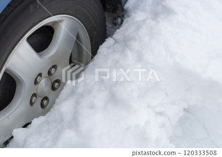 輪胎埋在雪中 120333508