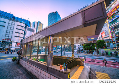 日本東京市容:清晨的澀谷站,出入口垃圾橫飛,路口人潮洶湧。早上看到外國人回來=9日 日本東京市容:清晨的澀谷站,出入口垃圾橫飛,路口人潮洶湧。早上看到外國人回來=9日 120333589