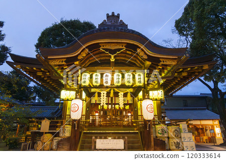 京都的夜晚 安井金比羅宮主神社 京都的夜晚 安井金比羅宮主神社 120333614
