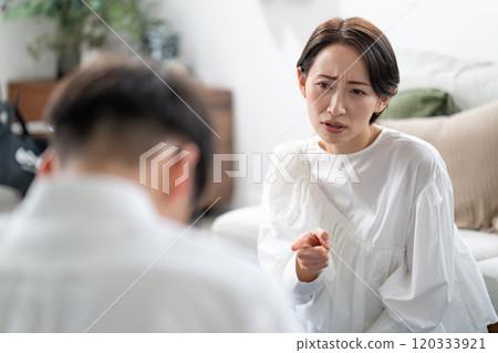 男人和女人打架 120333921