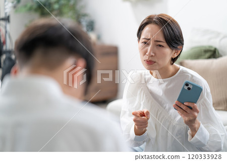 Men and women fighting 120333928