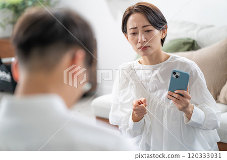 Men and women fighting Men and women fighting 120333931