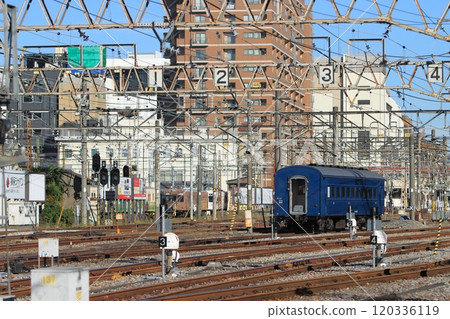 可以欣賞昭和時代鐵道風光的JR高崎站（舊型客車Suhafu 42-2234）_拍攝於2024年11月9日 120336119