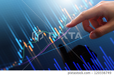 股市交易圖表和投資機會分析的圖像。投資人的手觸摸股票交易的價格圖。 120336749