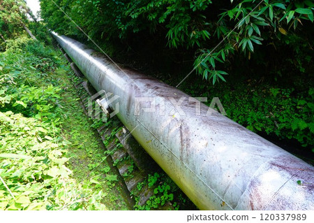 The steel penstock of the Magawa Dam on the Kuwazakiyama hiking trail 120337989