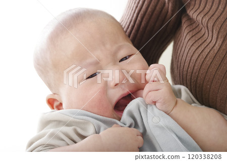 媽媽抱著哭鬧的嬰兒 媽媽抱著哭鬧的嬰兒 120338208