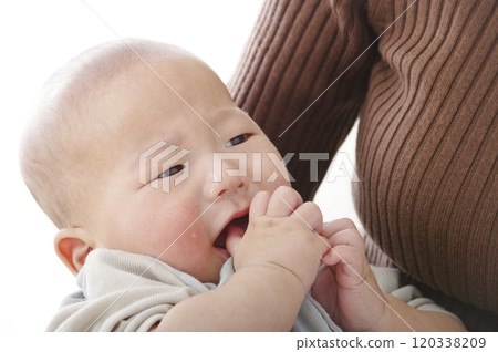 媽媽抱著哭鬧的嬰兒 120338209