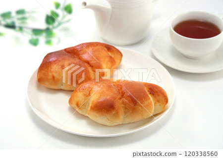 Delicious cream buns 120338560