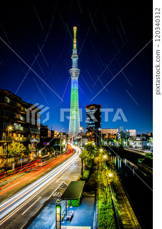 星夜裡的晴空塔與汽車燈光軌跡 星夜裡的晴空塔與汽車燈光軌跡 120340312