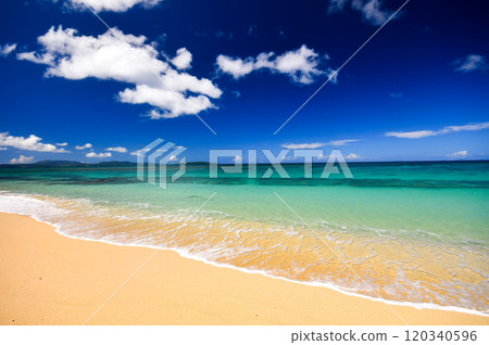 水晶般清澈的大海邊緣 水晶般清澈的大海邊緣 120340596