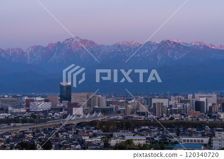 《富山縣》立山山脈盡收眼底的富山市夜景 120340720