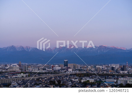 《富山縣》立山山脈盡收眼底的富山市夜景 《富山縣》立山山脈盡收眼底的富山市夜景 120340721