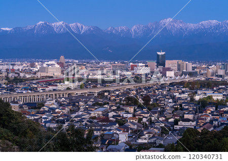 《富山縣》立山山脈盡收眼底的富山市夜景 120340731
