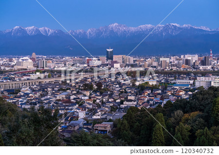 《Toyama Prefecture》Night view of Toyama city with a view of Tateyama mountain range 120340732