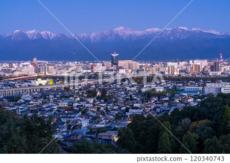 《Toyama Prefecture》Night view of Toyama city with a view of Tateyama mountain range 120340743