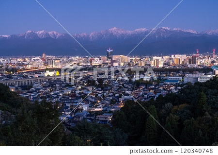 《富山縣》立山山脈盡收眼底的富山市夜景 《富山縣》立山山脈盡收眼底的富山市夜景 120340748