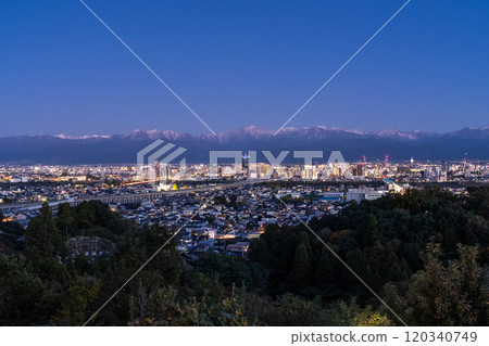《富山縣》立山山脈盡收眼底的富山市夜景 《富山縣》立山山脈盡收眼底的富山市夜景 120340749