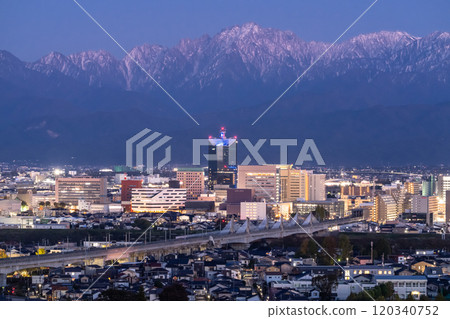 《Toyama Prefecture》Night view of Toyama city with a view of Tateyama mountain range 120340752