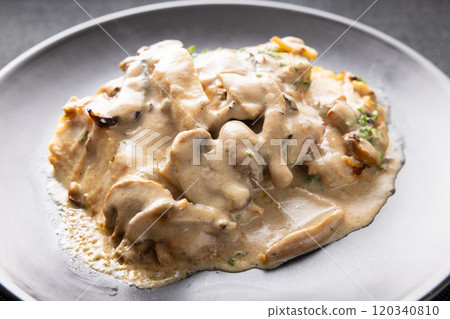 Delicious chicken breast with porcini sauce 120340810