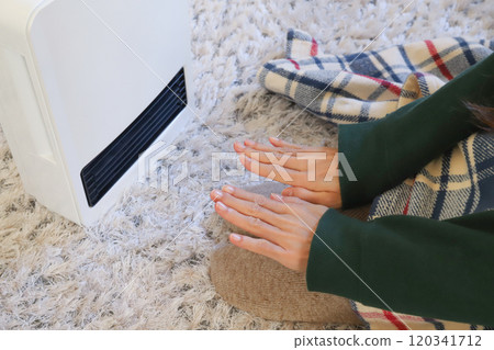 雙手被暖氣取暖 120341712