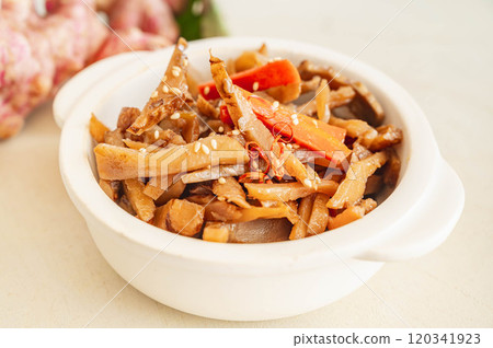 由收穫的菊芋製成的 Kinpira 120341923