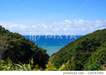 The horizon of the Sea of Japan as seen from near the Boyodai Campground in Obira Town! The horizon of the Sea of Japan as seen from near the Boyodai Campground in Obira Town! 120341998