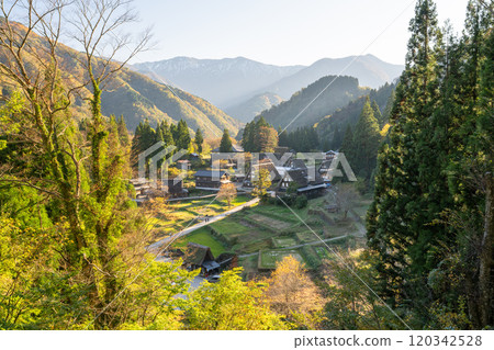 《富山縣》秋天的相倉合掌村、五簇山 120342528
