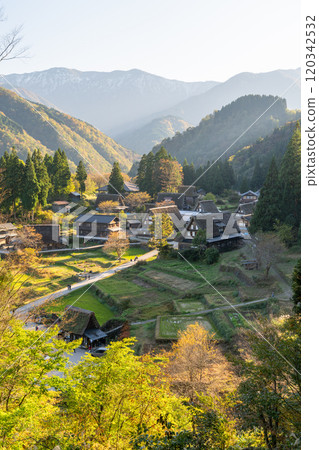 《富山縣》秋天的相倉合掌村、五簇山 120342532
