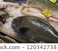 沖繩市場販售的海鮮 120342738