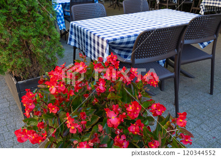 Street Restaurant Table, Empty Cafe Tables, Bistro Seat, Bar Terrace, Outdoor Restaurants, Cafeteria 120344552